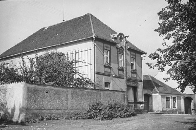 Rodný dům Karla Ančerla v Tučapech s obchodem jeho otce Leopolda Ančerla (zdroj Ivan Bierhanzl)