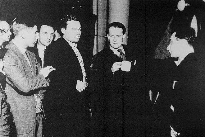 Zprava: Karel Ančerl, Jiří Voskovec a Jan Werich ve studiu Ultraphonu, cca 1932 (foto Alexandr Paul)