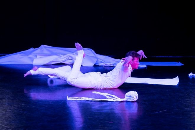 Tel Aviv Dance Festival: Radim Vizváry při zkoušce sóla Paperboy (foto Asya Skorik)