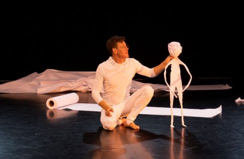 Tel Aviv Dance Festival: Radim Vizváry při zkoušce sóla Paperboy (foto Asya Skorik)