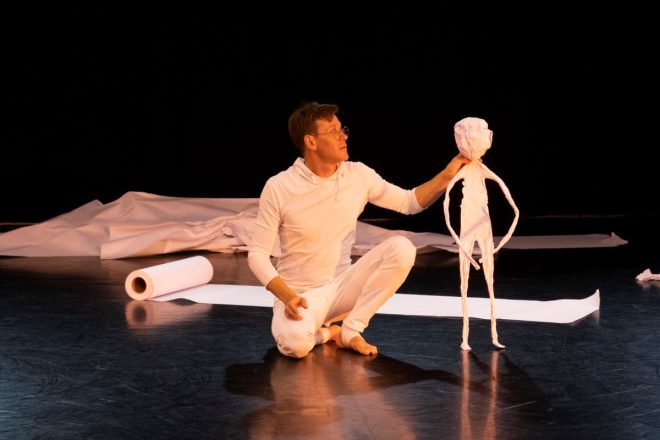 Tel Aviv Dance Festival: Radim Vizváry při zkoušce sóla Paperboy (foto Asya Skorik)