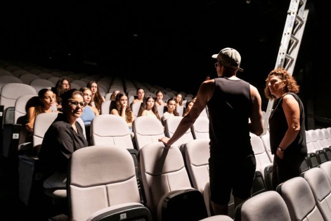 Tel Aviv Dance Festival: Radim Vizváry se studenty hovoří o pantomimě (foto Asya Skorik)