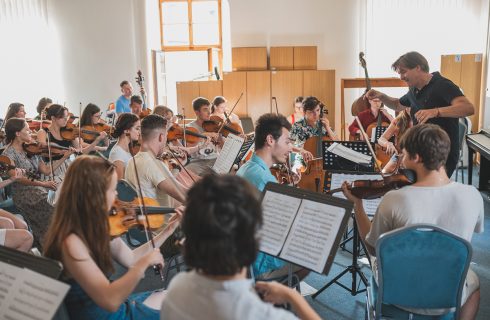 Letní hudební akademie v Kroměříži, zkouška orchestru – Tomáš Netopil (foto Vítek Šmahel)