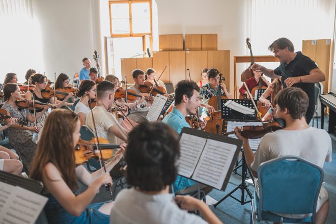 Letní hudební akademie v Kroměříži, zkouška orchestru – Tomáš Netopil (foto Vítek Šmahel)