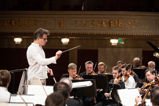 Jakub Hrůša a Wiener Philharmoniker (foto Filip Waldmann)