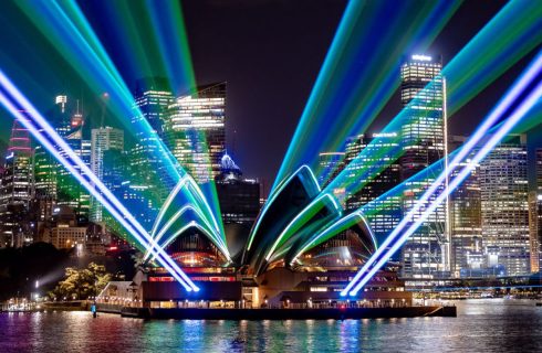 Sydney Opera House slaví padesáté výročí laserovou show (foto Daniel Boud)