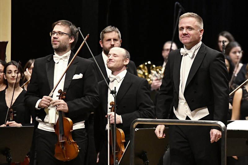 Hudební fórum Hradec Králové: Bolero po asijsku, 24. října 2023, sál Filharmonie Hradec Králové – Marián Lejava a Filharmonie Hradec Králové (zdroj Filharmonie Hradec Králové)