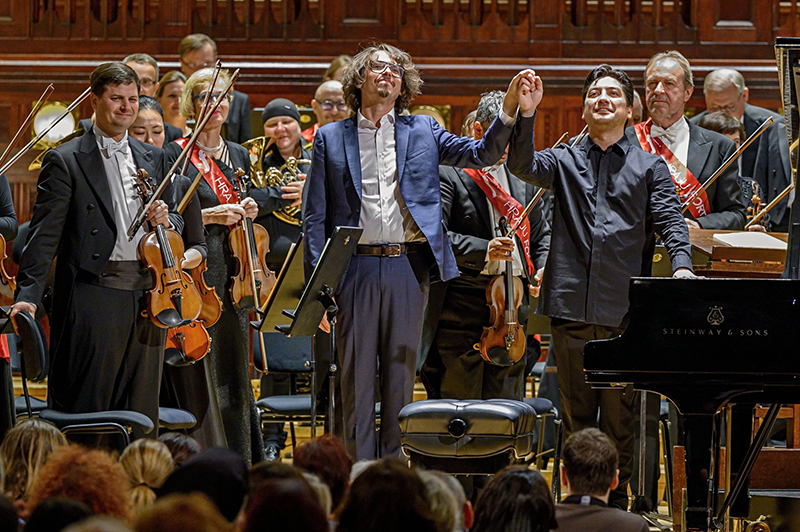 Fantastická symfonie, 4. října 2023, Obecní dům, Smetanova síň – Lucas Debargue, Eugene Tzigane a Symfonický orchestr hl. m. Prahy FOK (foto Petr Dyrc)