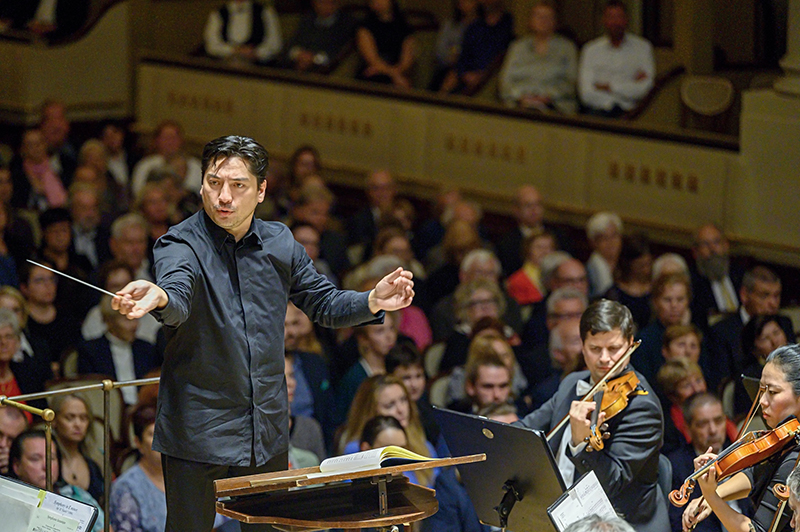 Fantastická symfonie, 4. října 2023, Obecní dům, Smetanova síň – Eugene Tzigane a Symfonický orchestr hl. m. Prahy FOK (foto Petr Dyrc)