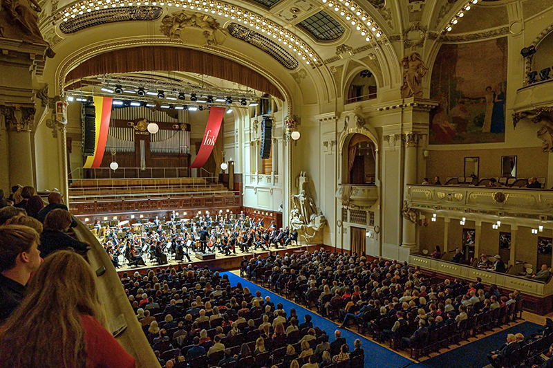 Fantastická symfonie, 4. října 2023, Obecní dům, Smetanova síň – Eugene Tzigane a Symfonický orchestr hl. m. Prahy FOK (foto Petr Dyrc)