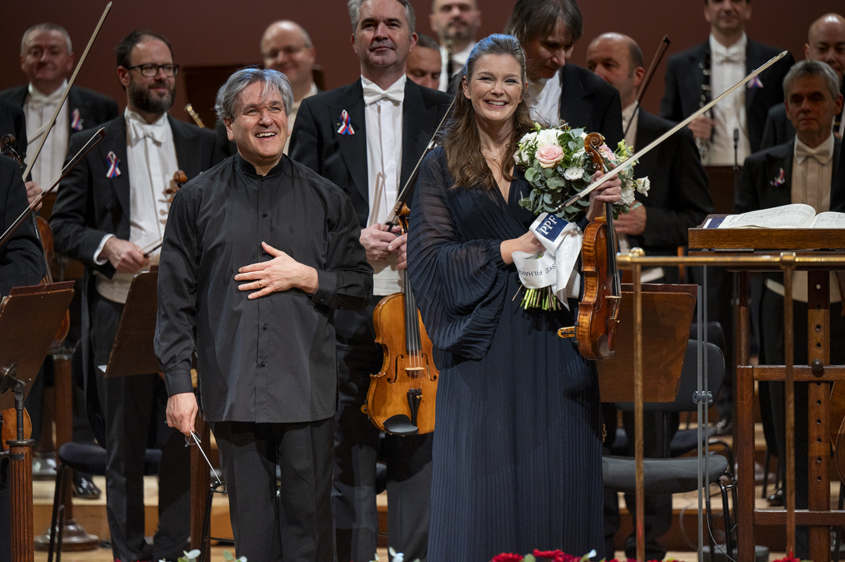 Česká filharmonie • Koncert pro svobodu a demokracii, 16. listopadu 2023, Rudolfinum – Antonio Pappano a Janine Jansen (foto Petr Kadlec)