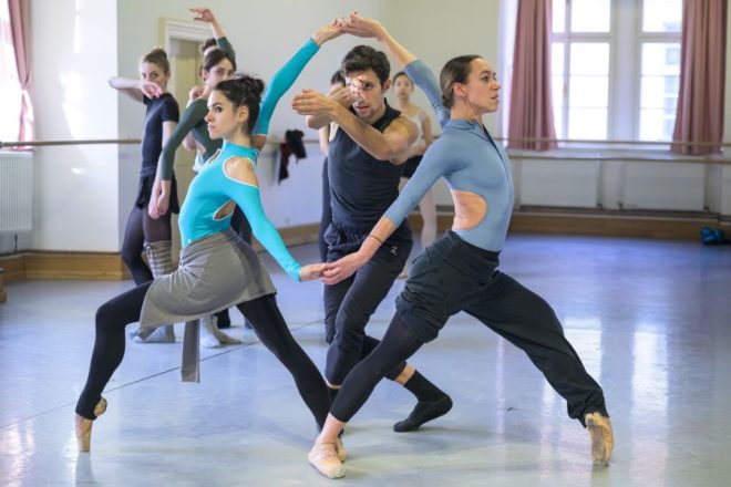 Balet ND – Holo Harmonies (foto ze zkoušek choreografie Maura Bigonzettiho Serghei Gherciu)