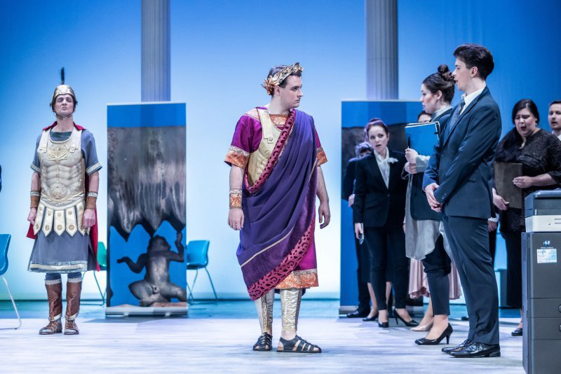 Wolfgang Amadeus Mozart: Titus, Moravské divadlo Olomouc – Marek Žihla a Vojtěch Pelka (foto Daniel Schulz)