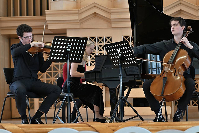 Veronika Jaklová s uskupením Mráček trio (foto se souhlasem Veroniky Jaklové)