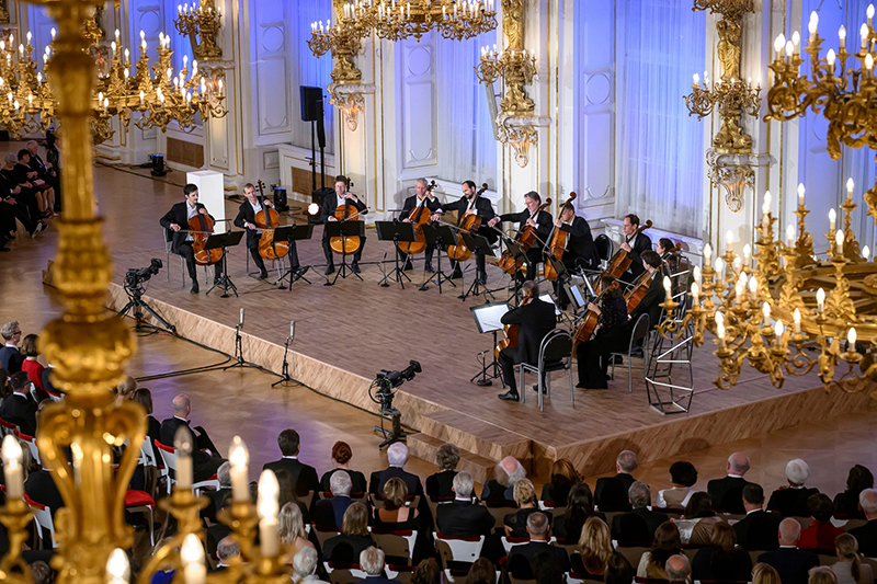12 violoncellistů Berlínských filharmoniků, 29. listopadu 2023, Španělský sál Pražského hradu (foto Petra Hajská)