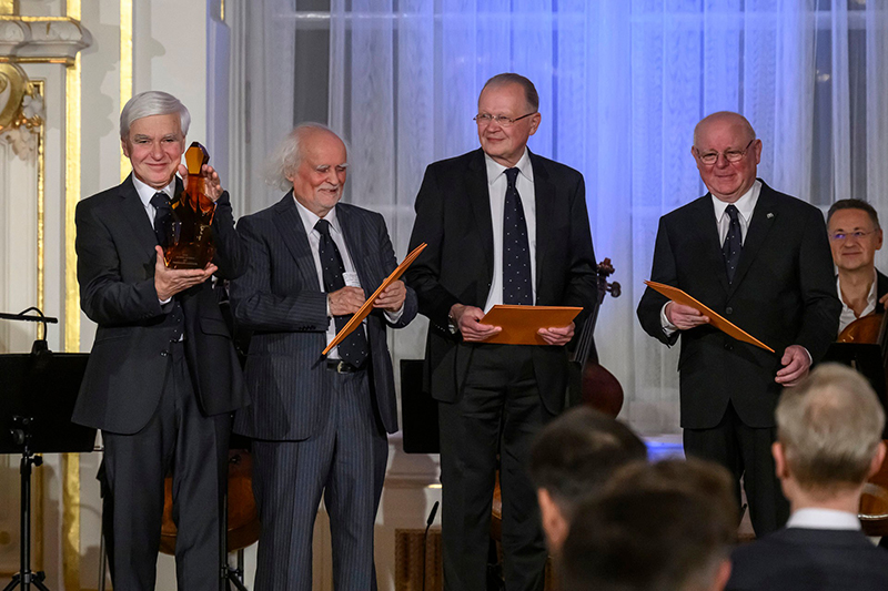 12 violoncellistů Berlínských filharmoniků, 29. listopadu 2023, Španělský sál Pražského hradu – Panochovo kvarteto (foto Petra Hajská)
