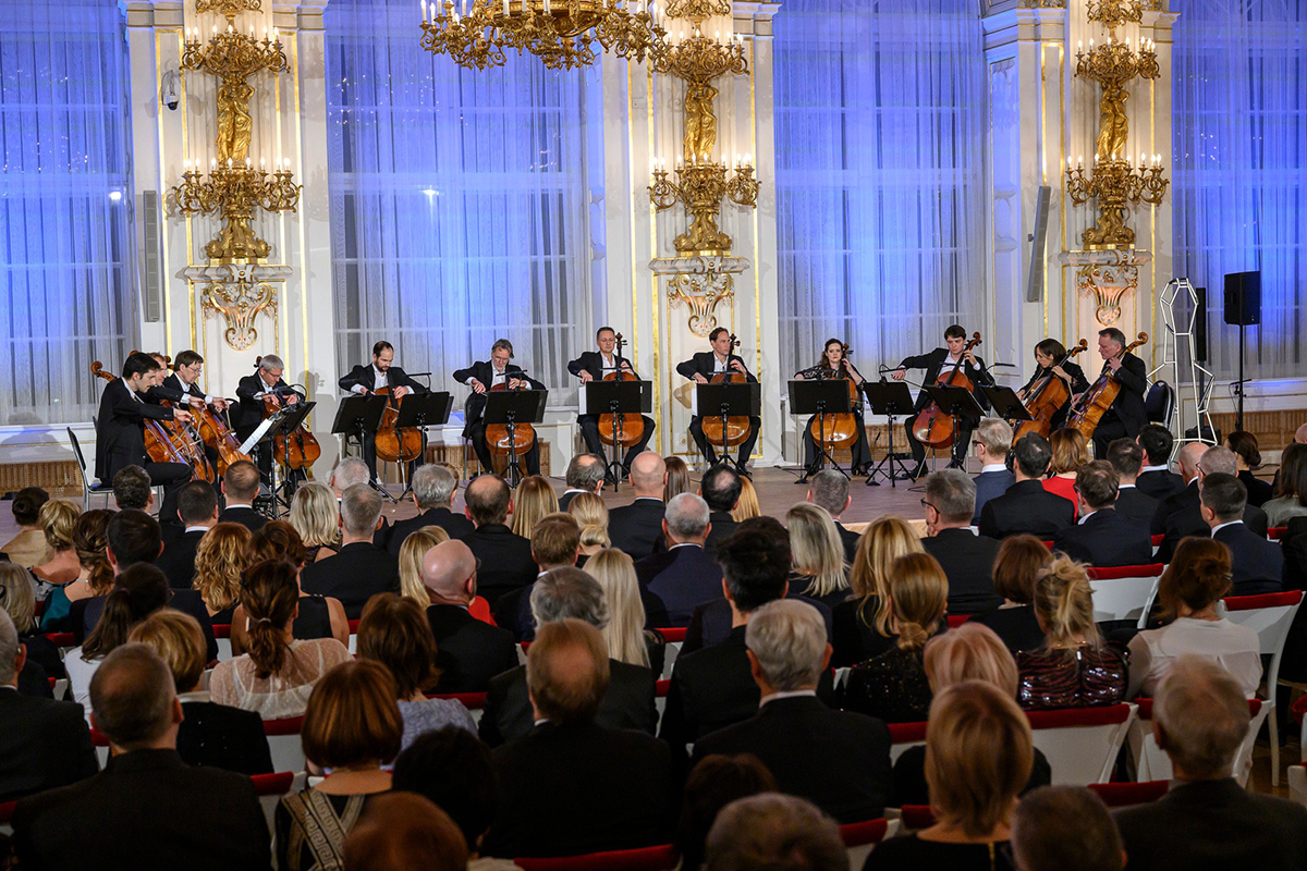 12 violoncellistů Berlínských filharmoniků, 29. listopadu 2023, Španělský sál Pražského hradu (foto Petra Hajská)