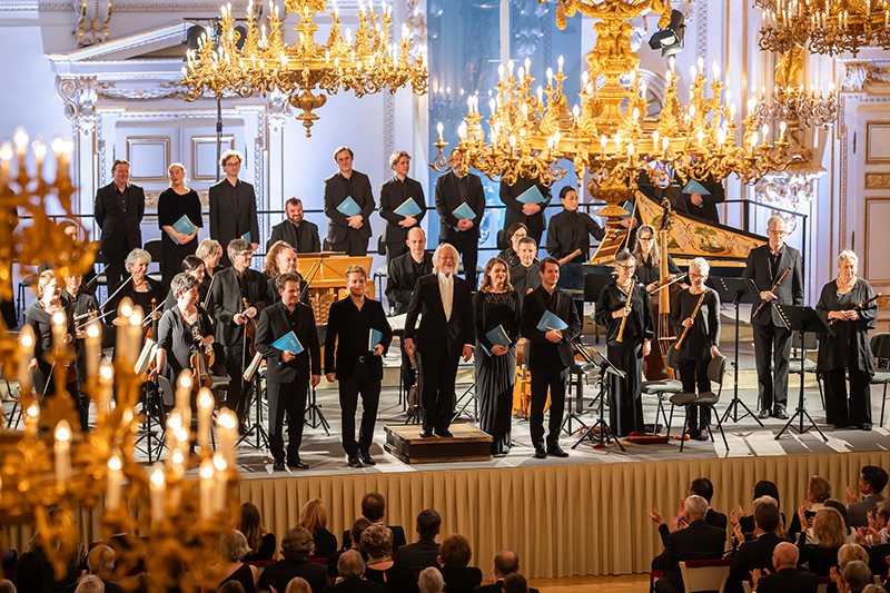 Adventní koncert Pražského jara: Orchestra of the Age of Enlightenment & Choir of the Age of Enlightenment, 5. prosince 2023, Španělský sál, Pražský hrad – Masaaki Suzuki (foto Petra Hajská)