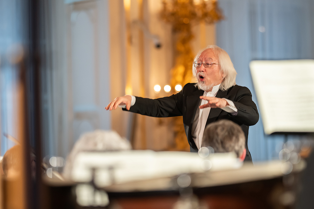 Adventní koncert Pražského jara: Orchestra of the Age of Enlightenment & Choir of the Age of Enlightenment, 5. prosince 2023, Španělský sál, Pražský hrad – Masaaki Suzuki  (foto Petra Hajská)