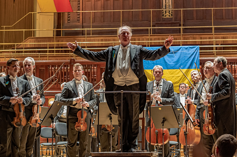 Jac van Steen a Symfonický orchestr hlavního města Prahy FOK (foto Petr Dyrc)