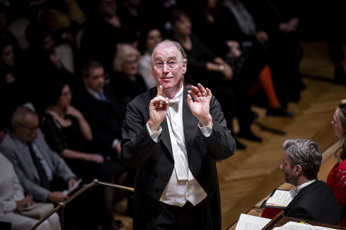 Symfonický orchestr hlavního města Prahy FOK: Vánoční oratorium, 13. prosince 2023, Obecní dům, Smetanova síň – Jac van Steen (foto Jan Slavík)