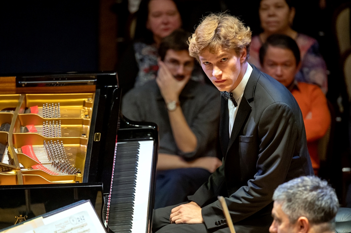 Jan Lisiecki (zdroj Symfonický orchestr hl. m. Prahy FOK, foto Petr Dyrc)