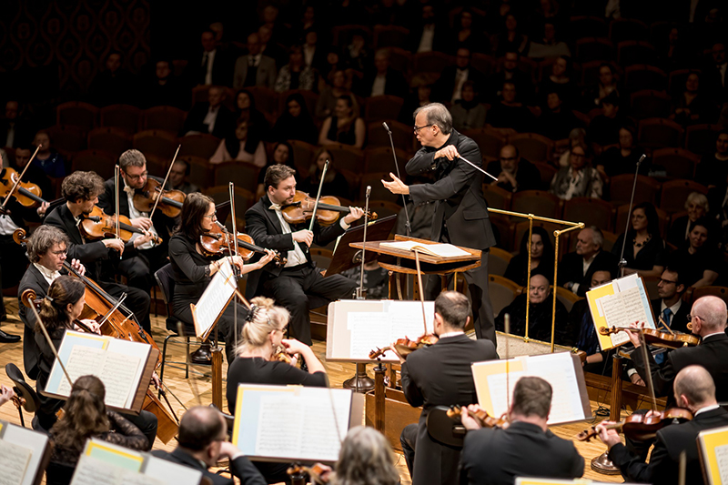 Klasici 20. století, 22. ledna 2024, Rudolfinum – Ilan Volkov a Symfonický orchestr Českého rozhlasu (foto Vojtěch Brtnický)