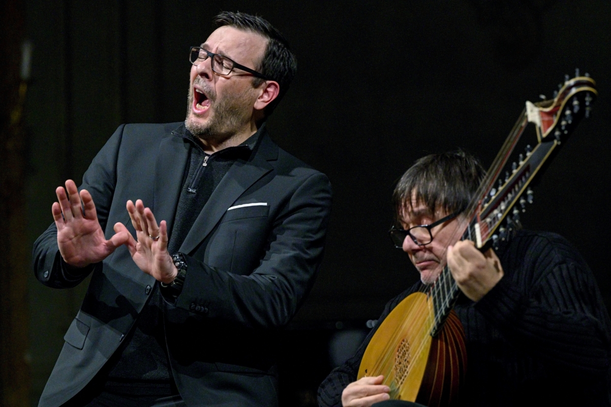 Andreas Scholl, Edin Karamazov, 16. ledna 2024, kostel sv. Šimona a Judy, Praha (zdroj Symfonický orchestr hl. m. Prahy FOK, foto Petr Dyrc)