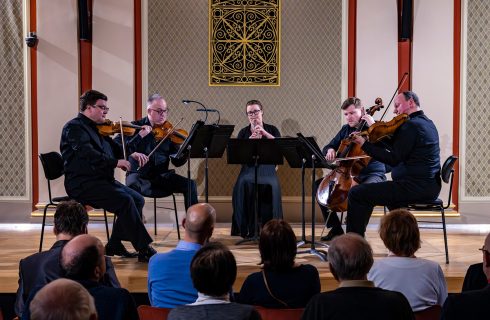 Český spolek pro komorní hudbu • Doležalovo kvarteto, 16. ledna 2024, Rudolfinum, Sukova síň – Doležalovo kvarteto a Michaela Hrabánková (foto Richard Domitrek)