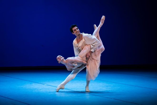 Marianela Núñez a Reece Clark v Tchaikovsky Pas de deux, Janáčkovo divadlo 27. 1. 2024 (foto Arthur Abram)