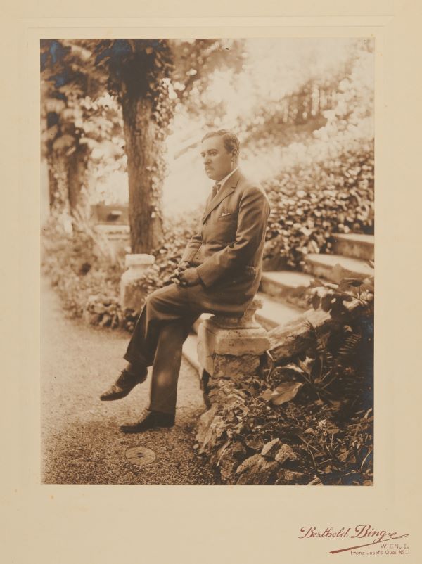 Hugo von Hofmannstahl ve své zahradě v Rodaunu (zdroj Hessen Museum – digital, foto Berthold Bing)