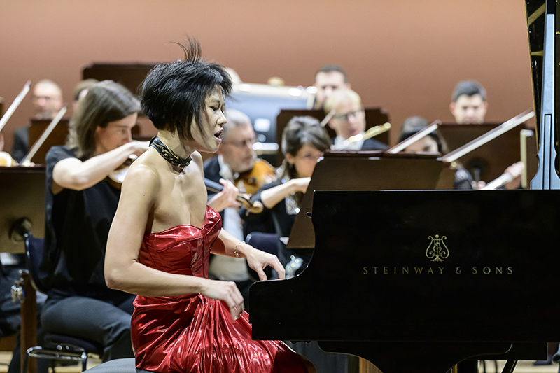 Česká filharmonie • Yuja Wang, 8. února 2024, Rudolfinum, Dvořákova síň – Yuja Wang a Česká filharmonie (foto Petra Hajská)
