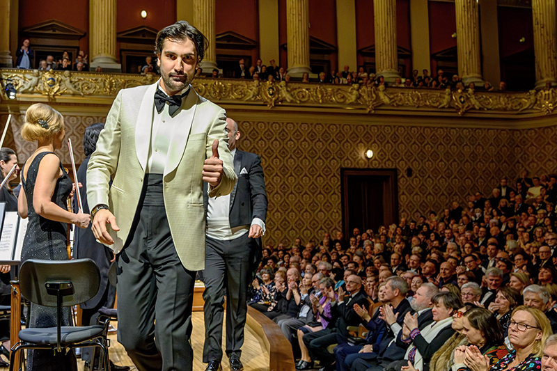 Jonathan Tetelman & Sylvia D’Eramo, 23. ledna 2024, Dvořákova síň Rudolfina – Jonathan Tetelman a PKF – Prague Philharmonia (foto Petr Dyrc)