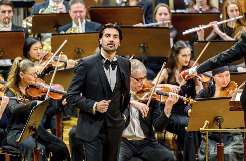 Jonathan Tetelman & Sylvia D’Eramo, 23. ledna 2024, Dvořákova síň Rudolfina – Jonathan Tetelman a PKF – Prague Philharmonia (foto Petr Dyrc)