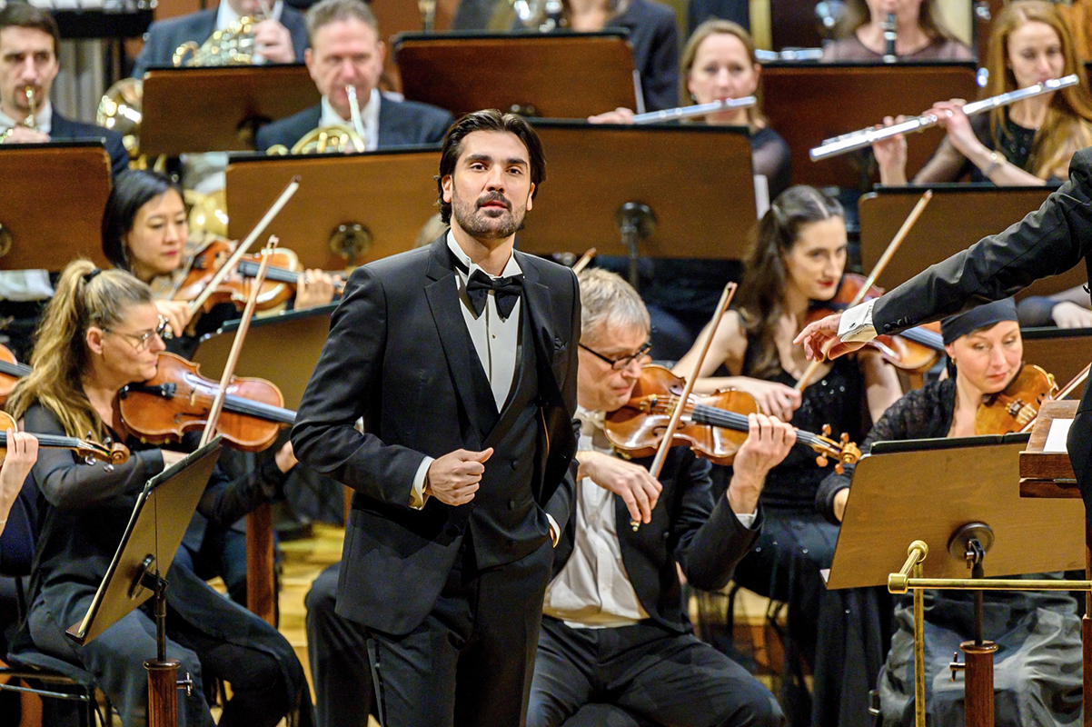 Jonathan Tetelman & Sylvia D’Eramo, 23. ledna 2024, Dvořákova síň Rudolfina – Jonathan Tetelman a PKF – Prague Philharmonia (foto Petr Dyrc)