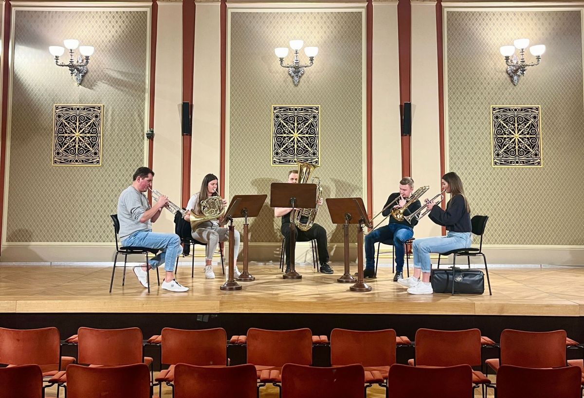 Příprava na koncert studentů Royal Academy of Music a členů Orchestrální akademie České filharmonie (zdroj Česká filharmonie)