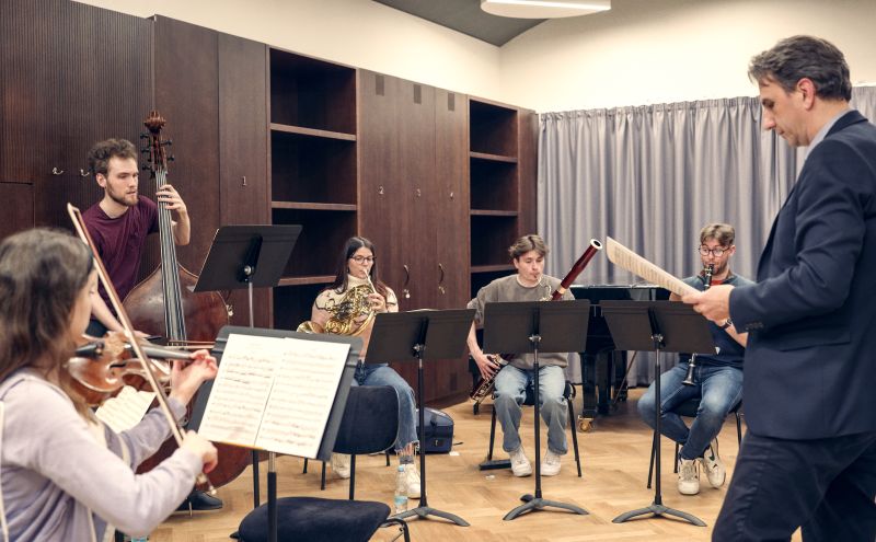 Příprava na koncert studentů Royal Academy of Music a členů Orchestrální akademie České filharmonie (zdroj Česká filharmonie)