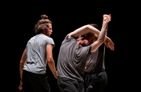 Taneční akrobaté tanečních akrobatů Sinking Sideways (foto Heroen Bollaert, archiv festivalu Cirkopolis 2024)