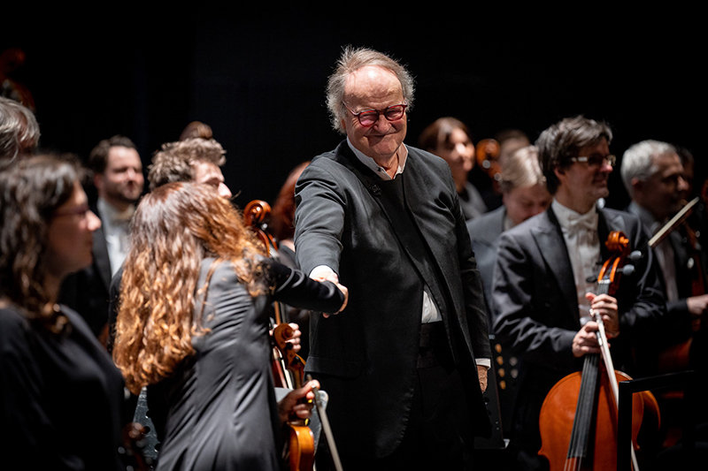 Filharmonie Brno: Bedřich Smetana 200, 28. února 2024, Janáčkovo divadlo, Brno – Michel Tabachnik a Filharmonie Brno (foto Jakub Joch)