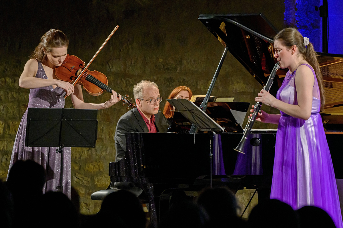 Symfonický orchestr hl. m. Prahy FOK: Anna Paulová, 29. února 2024, Klášter sv. Anežky České, Praha – Kristina Fialová, Martin Kasík a Anna Paulová (foto Petr Dyrc)