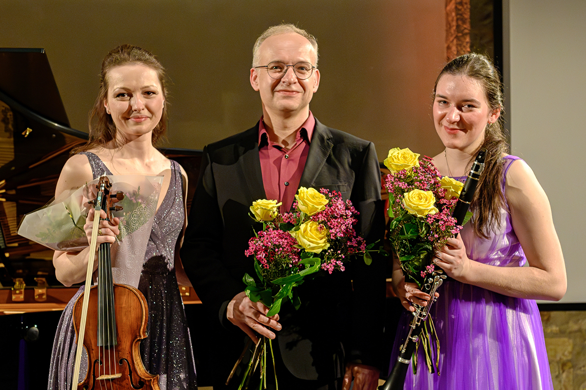 Symfonický orchestr hl. m. Prahy FOK: Anna Paulová, 29. února 2024, Klášter sv. Anežky České, Praha – Kristina Fialová, Martin Kasík a Anna Paulová (foto Petr Dyrc)