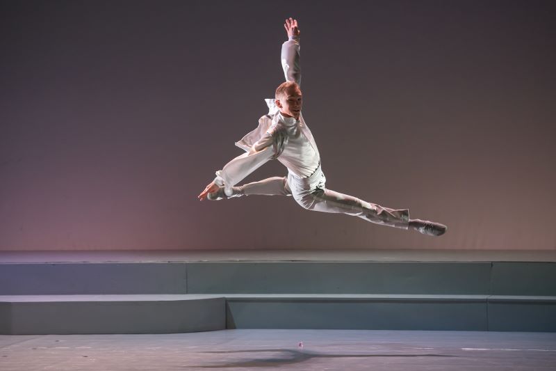 Sebastiano Mazzia v baletu Petra Zusky Popelka (foto Serghei Gherciu)