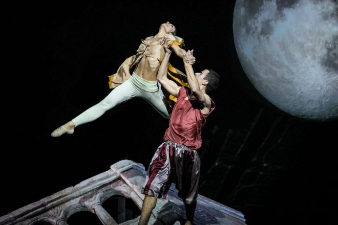 Z baletu Romeo a Julie (scéna Aleksandra Ana Buković, kostýmy Nadina Cojocaru, foto Fanni Tutek-Hajnal)