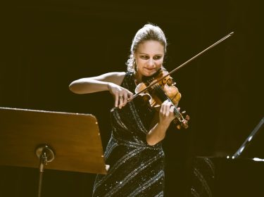 Julia Fischer a Komorní orchestr České filharmonie: Přirozená exprese a transparentní zvuk