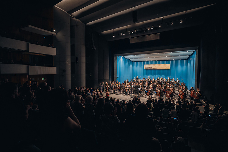 Filharmonie Brno: Rapsodie v modrém 100, 11. dubna 2024, Janáčkovo divadlo – Dennis Russell Davies (foto Vojtěch Kába)