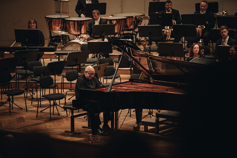 Filharmonie Brno: Rhapsody in Blue 100, 14. dubna 2024, Konzerthaus, Vídeň – Dennis Russell Davies (foto Štěpán Plucar)