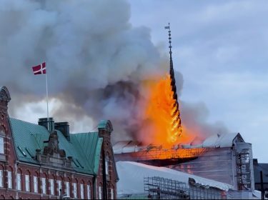 Z poloviny historické budovy burzy v Kodani zůstaly po požáru jen obvodové zdi