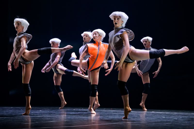 Balet NDM, Rapsodie Bohemia – Ikarie (Aurora Donadiós, Yu Matsumoto, Diana Ribeiro Brandão, foto Serghei Gherciu)