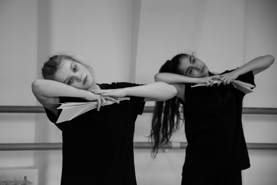 Luisa Brychcínová na zkoušce choreografie Do světa Malého prince (foto Adéla Amel Veselá)
