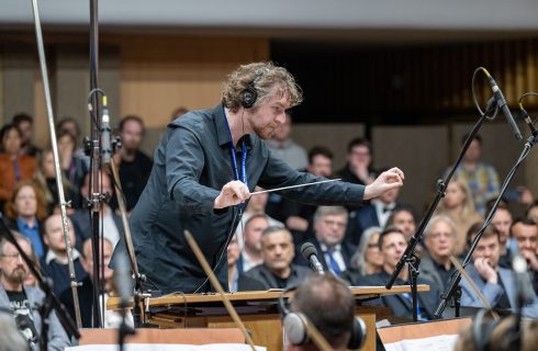 Skladatel Dominik Svoboda diriguje skladbu ze hry ARMA Reforger (foto Jan Urbánek)